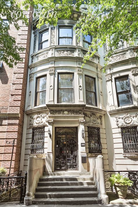 New York Townhouse Interior, New York Townhouse, Brooklyn Botanical Garden, Park Slope Brooklyn, Townhouse Interior, Garden Levels, Historic Mansion, Unusual Homes, Mansions For Sale