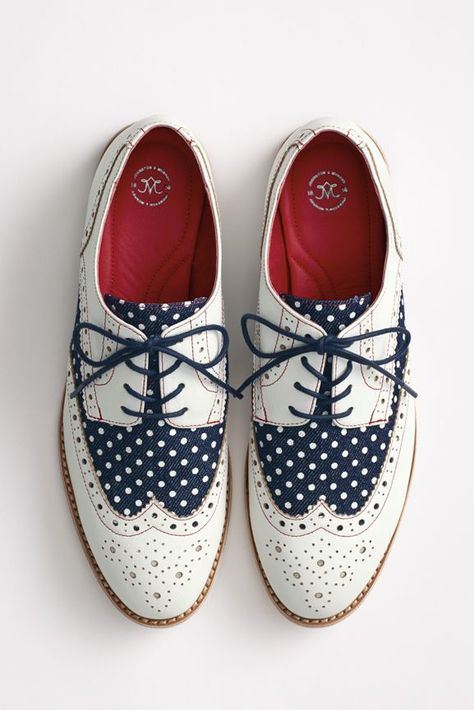 Polka Dot Shoes, Oxford Shoes Outfit, Mode Shoes, Women's Shoes Accessories, Fabulous Shoes, If The Shoe Fits, Crazy Shoes, Shoe Fits, Shoes And Boots