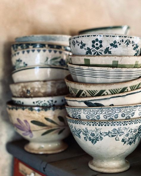 Eelke Jan Bles on Instagram: “Coffee bowls..💚” Mismatched Dinnerware, Porcelain Dishes, Beautiful Home Designs, Table Vintage, Interior Garden, Vintage Dishes, Pottery Bowls, Kitchen Stuff, Country Decor