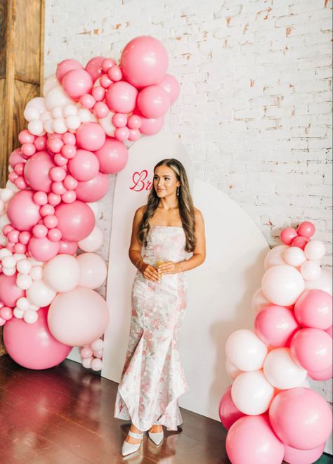 Bridal Shower Group Photo, Bridal Shower Poses, Blushing Bride Bridal Shower Theme, Bridal Shower Photo Wall, Balloon Garland Bridal, Bridal Shower Photoshoot, Shower Poses, Pink Bridal Shower Theme, Petals And Prosecco Bridal