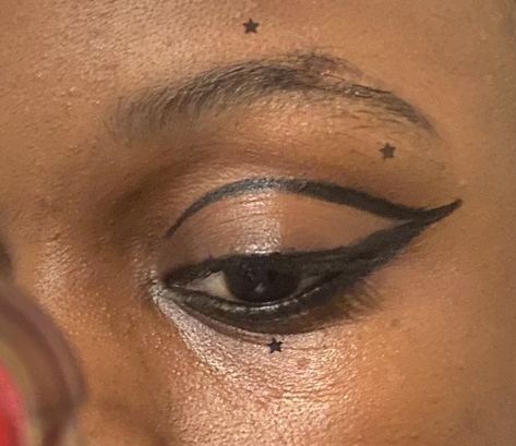 wing eyeliner connecting to liner in crease and stars makeup Straight Winged Eyeliner, Graphic Eyeliner Ideas For Hooded Eyes, Round Eyeliner, Y2k Eyeliner, Winged Eyeshadow, Star Eyeliner, Stars Makeup, Eyeliner Inspo, Double Winged Eyeliner