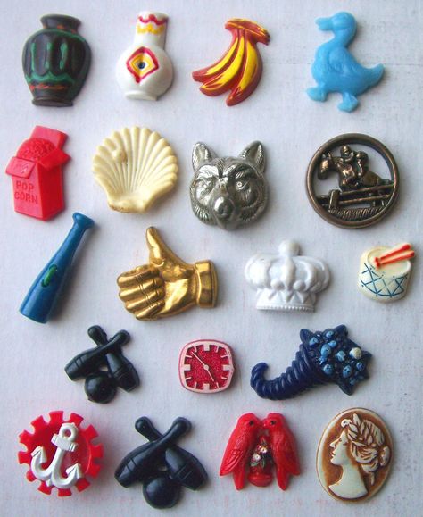 Vintage Plastic Realistic Goofie Buttons Crochet Pincushion, Kit Cat Clock, Button Collecting, Unique Buttons, Vintage Sewing Notions, Fancy Buttons, Novelty Buttons, Cool Buttons, Hatches