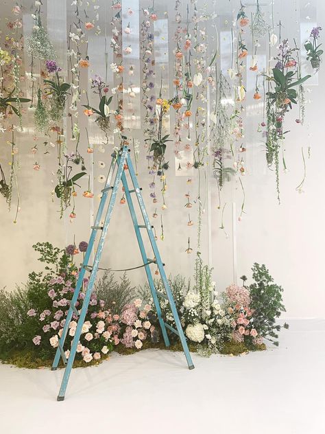 Hanging Flower Centerpiece, Wedding Photo Backdrop Ideas, Wall Flower Decor, Backdrops Wedding, Backdrop Floral, Floral Art Arrangements, Enchanted Garden Wedding, Garden Theme Wedding, Dream Wedding Decorations