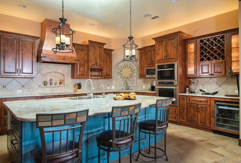 17 Warm Southwestern Style Kitchen Interiors Youre Going To Adore Southwest Kitchens, Sims Kitchen Ideas, Southwest Style Kitchen, Southwestern Kitchen Ideas, Southwestern Style Kitchen, Modern Western Decor, Southwestern Interior Design, Kitchen Cabinetry Ideas, Southwestern Kitchen