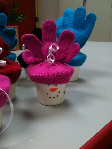 Cute idea using a pudding in a cup, cookies, and a pair of mittens on top.  Use a permanent marker to draw on a face. Glove Christmas Gifts For Students, Snowman Favors, Class Presents, Classroom Christmas Gifts, Kids School Gifts, Gift Snack, Classroom Snacks, Chistmas Gift, Cup Cookies