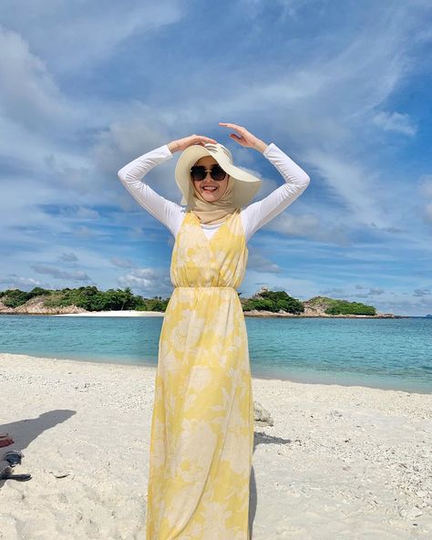 Muslimah Beach Outfit Hijab Styles, Dress Pantai Hijab, Beach Outfit Hijab Style, Hijab Outfit Beach Style, Outfit Beach Hijab, Outfit Mantai, Beach Hijab Outfit Ideas, Hijab Beach Outfit, Hijabi Beach Outfit