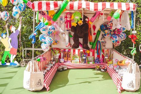 PRIZES: Booth! That's a huge booth!! Prize Stand Carnival, Prize Booth Ideas, Carnival Prize Display, Carnival Prize Booth, Carnival Prizes Ideas, Carnival Game Booth, Prize Booth, Fun Carnival Games, Boardwalk Party