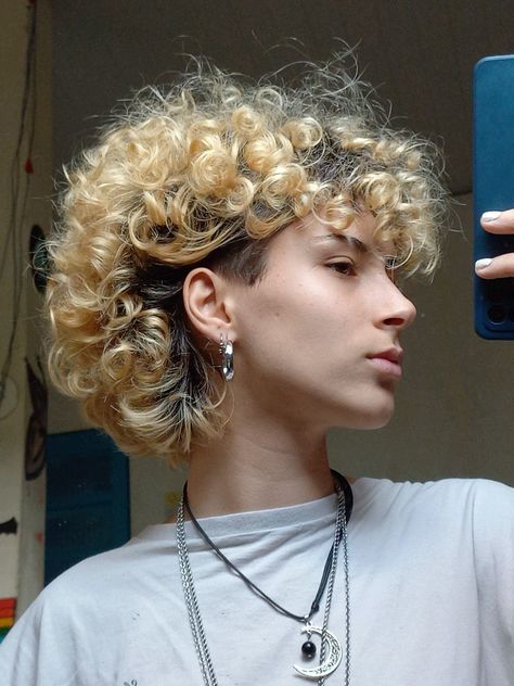 Queer Mullet, Curly Hair Mullet, The Butterfly Haircut, Long Curly Hair Men, Haircut Tips, Mullet Hair, Natural Hair Haircuts, Undercut Long Hair, Haircut Tip