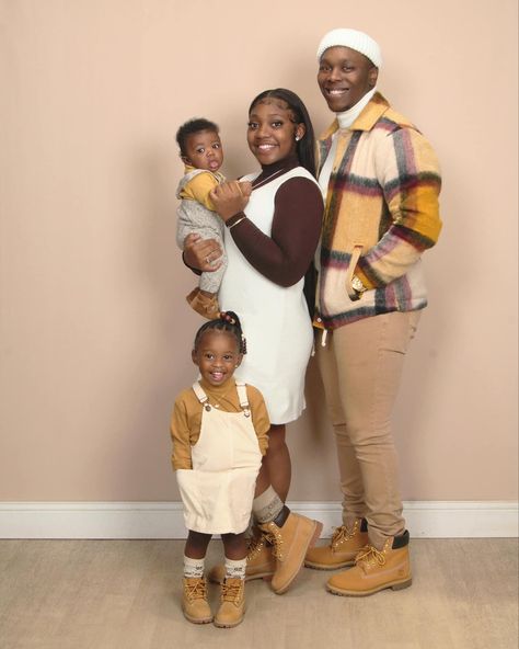 Fall Black Family Pictures Outfits, Black Family Thanksgiving Pictures, Black Family Fall Pictures, Black Family Thanksgiving Outfits, Family Thanksgiving Pictures Photo Ideas, Thanksgiving Pictures Family, Black Family Fall Pictures Outfits, Fall Family Photos Black People, Thanksgiving Family Pictures