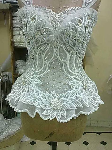 Corsets:  Gorgeous #Corset. White Lace Corset, Corsets And Bustiers, فستان سهرة, Corset Lingerie, Lace Corset, Fantasy Fashion, Corsets, Costume Design, A Dress