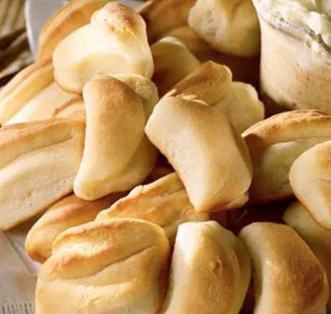 Sour Cream Dinner Rolls Sour Cream Rolls, Make Sour Cream, Vegan Mushroom Stroganoff, Lemon Butter Chicken, Active Dry Yeast, Biscuit Rolls, Yeast Rolls, Dinner Rolls Recipe, Cream Cheese Chicken