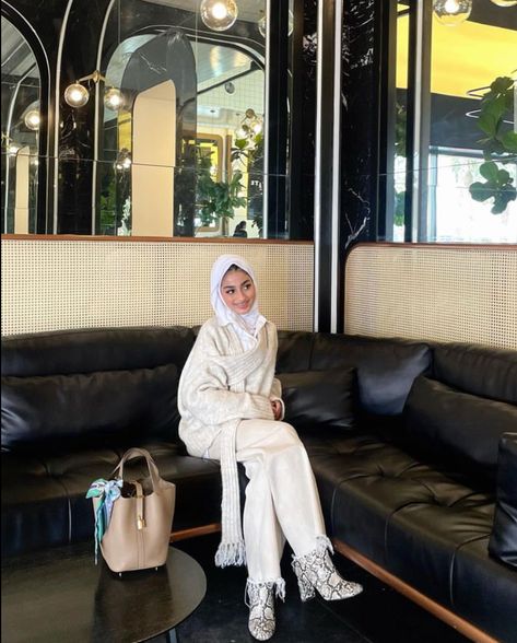 Kuwaiti Hijab Outfit, Kuwaiti Girl Style, Kuwaiti Girl, Kuwait Girl Style, Winter Modest Outfits, Airplane Outfits, Head Scarf Styles, Cute Lazy Day Outfits, Lazy Day Outfits