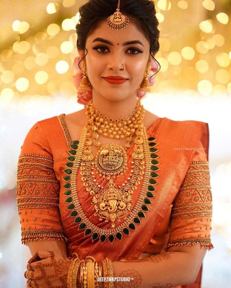 Bridal Blouse Kerala Hindu, Bride Blouse Designs India, Kerala Bridal Look, Taekook Pictures, Bridal Hairdos, Kerala Hindu Bride, Shaadi Outfits, Kerala Wedding Saree, South Indian Wedding Hairstyles