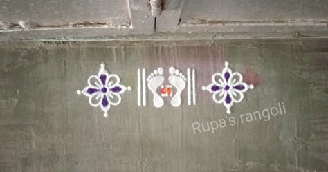 Alpona Design Laxmi Foot, Simple Round Rangoli Design, Charan Rangoli, Laxmi Rangoli, Very Easy Rangoli Designs, Rangoli Designs Photos, Rangoli Designs Simple Diwali, Alpona Design, Rangoli Simple