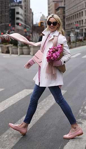 Pink love Light Pink Loafers Outfit, Light Pink Shoes Outfit, Pink Loafers Outfit, Loafers Outfit Ideas, Pink Shoes Outfit, Light Pink Shoes, Pink Loafers, Light Pink Blazers, Unisex Looks