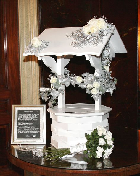 this is good Wedding Wishing Well Ideas, Diy Wedding Wishing Well, Wishing Well Bridal Shower, Wishing Well Ideas, Diy Wishing Wells, Well Ideas, Wishing Well Wedding, Wedding Wishing, Money Box Wedding