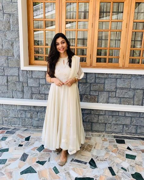 White Churidar Designs Party Wear, Offwhite Anarkali Churidar, Off White Churidar Designs, White Churidar Designs, Off White Churidar, Kurta Ideas, Handwork Designs, Designer Dresses Couture, Onam Outfits