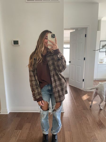 Oversized Green Flannel Outfit, Crew Neck And Flannel Outfit, Flannel Outfits Turtleneck, Flannel With Jacket Outfits, Solid Flannel Outfits, Flannel Over Tshirt, Warm Flannel Outfits, Flannel With Sweater Outfit, Fall Outfits 2023 Flannel