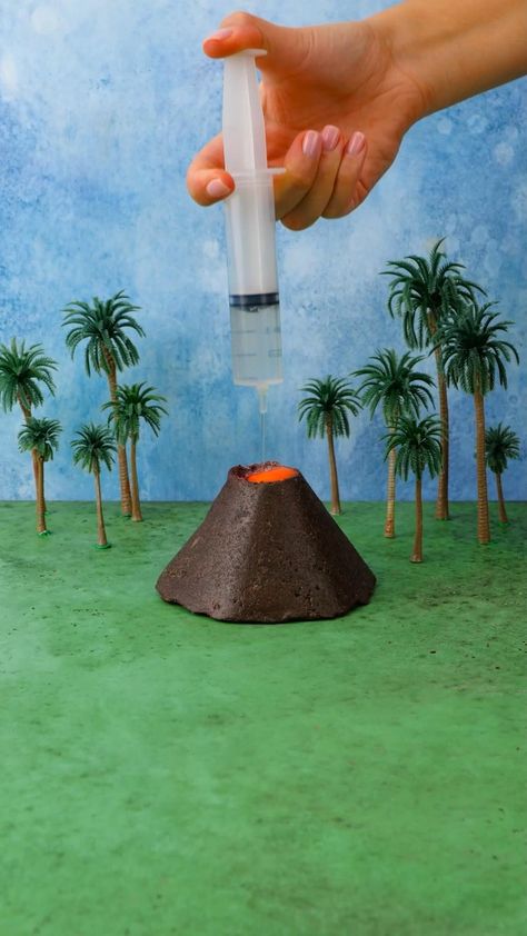 Diy Volcano Project Kids, 5 Minute Crafts Videos Hacks School, Volcano Projects, Amazing Science Experiments, Diy Science Experiments, Diy Soaps, Science Experiments For Preschoolers, Science Crafts, Art Activities For Toddlers