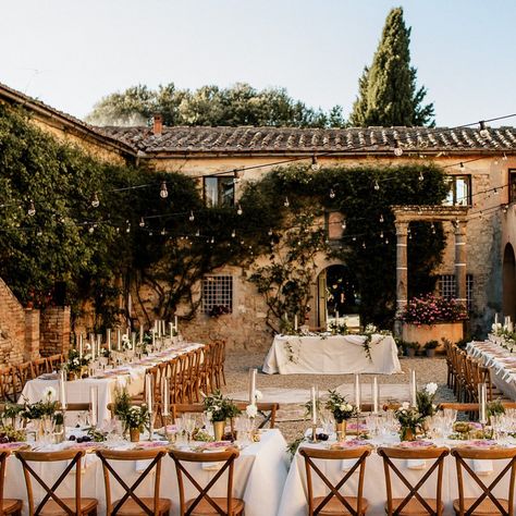 Villa Wedding Decor, Italian Countryside Wedding, Tuscan Wedding Theme, Tuscany Wedding Theme, Italian Wedding Reception, Romantic Italian Wedding, Tuscany Wedding Venue, Rustic Italian Wedding, Wedding Venues Italy