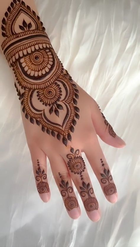 Small Henna Designs For Kids, Simple Palm Mehndi, Henna Aesthetic, Mehndi Practice, Back Hand Henna Design, Back Hand Henna, Kids Henna, Beautiful Simple Mehndi Design, Mehndi Design Simple