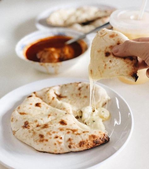 Here's How To Make Oozing Cheese Naan Just Like The Local Mamak Stalls - KL Foodie Indian Bread Naan, Pakistani Street Food, Pakistan Street, Travel Pakistan, Cheese Naan, Tomatoes And Cucumbers, Naan Recipe, Scalloped Potato Recipes, Meatless Main Dishes