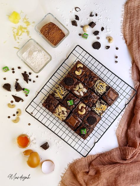 Brownies Ultah, Gf Ideas, Colorful Photoshoot, Insta Layout, Box Brownies, Fudgy Brownies, Story Instagram, Food Photo, Brownies