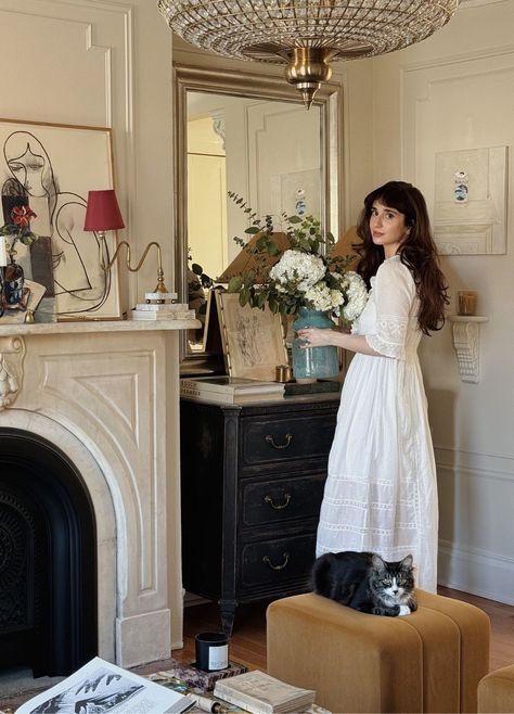 This Brooklyn Home Tour Looks Straight Out of Paris Apartment Decor Parisian, French Apartment Aesthetic, Parisian Style Interior, Paris Apartment Interiors, Apartment Vintage, Vintage Home Interior, Grocery Store Flowers, New York Flower, Parisian Decor