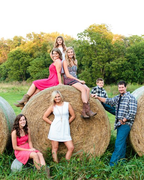 Family pictures, country, large family, hay bale Sabrina Walsh Photography Hay Bale Pictures, Senior Pic Poses, Country Family Photos, Farm Family Pictures, Large Family Pictures, Field Senior Pictures, Large Family Poses, Spring Family Pictures, Large Family Photos