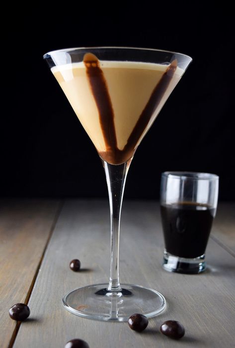 Chocolate Espresso Martini Recipe, Chocolate Espresso Martini, Instant Espresso, Martini Party, Espresso Martini Recipe, Espresso Martinis, Coctails Recipes, Chocolate Martini, Godiva Chocolate