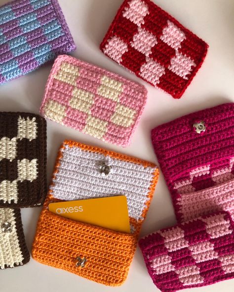 Crochet Wallets Free Patterns, Crochet Wallet Pattern Free Tutorials, Crochet Credit Card Holder Pattern Free, Crochet Wallet Tutorial, Crochet Wallet Pattern Free, Patterns Outfit, Designs Aesthetic, Crochet Wallet, Crocheted Bags