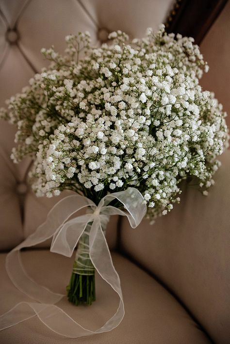 White Heather Bouquet, Small Flower Wedding Bouquet, Babybreath Bouquet Wedding, White Flower Bouquet Wedding, Civil Wedding Bouquet, Brides Bouquet White, Flower Bouquet Winter, Wedding Flowers Church, Bride Flower Bouquet