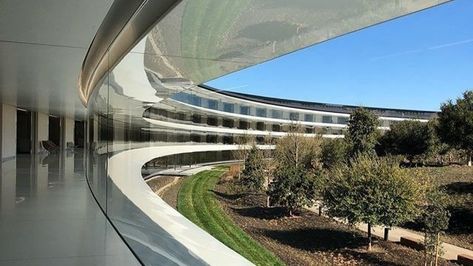 Apple Park in California Apple Architecture, Apple Lifestyle, Apple Campus 2, Apple Campus, Apple Store Design, Apple Headquarters, Apple Building, Landscaping With Fountains, Parking Building