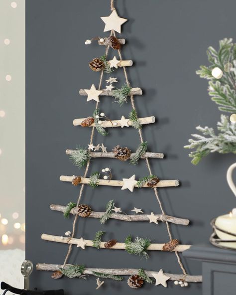 christmas tree ladder decoration Christmas Tree Ladder, Tree Ladder, Ladder Christmas Tree, Navidad Natural, Wall Christmas Tree, Winter Sparkle, Natural Christmas Decor, Alternative Christmas Tree, Creative Christmas Trees