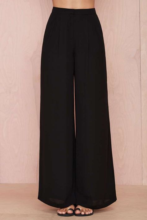 Palazzo pants are awesome. They let you gain weight and lose weight without looking obvious. They also dress up or down. Hourglass Trousers, Plazzo Designs, Plazo Pant, Shop Pants, Skirt Pant, Summer Attire, Pants Design, Pants Pattern, Looks Style