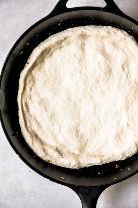 Jamie Oliver's No Yeast Pizza ~ this easy 30 minute pizza recipe is adaptable to all your favorite toppings and everybody loves it! #easy #recipe #30minute #noyeast #noknead #dinner #skillet #crust #pizza #kids #pantry Jamie Oliver Pizza, Cast Iron Skillet Pizza, No Yeast Pizza Dough, Perfect Pizza Dough, Skillet Pizza, Easy Pizza Dough, Pizza Dough Recipe, Perfect Pizza, Homemade Pizza Dough