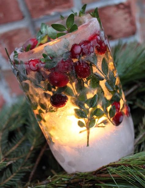 Pretty Ice Lanterns for Christmas Parties! Ice Lanterns, Bucket Diy, Ice Crafts, Frozen Flowers, Christmas Outdoors, Ice Candle, Ice Art, Ice Sculpture, Party Planners