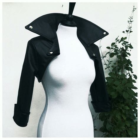 Jacket Falling Off Shoulder Reference, Jacket Hanging Off Shoulders Reference, Jacket Over Shoulders, Outfit Ideas Character, Midna Cosplay, White Bolero Jacket, Off Shoulder Jacket, Dorian Pavus, Anime Jacket