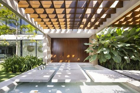 Portugal Resorts, Patio House, Modern Tropical House, Modern Villa Design, Bali Beaches, Architecture Model House, Tropical House, House Outside Design, Modern Tropical