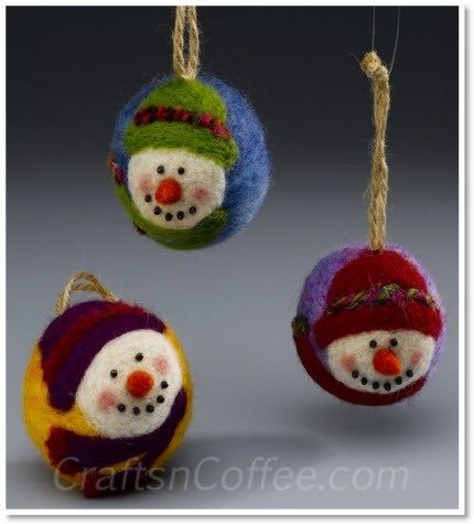 How to make adorable, needle-felted snowman ornaments – Felting Felted Snowman, Felt Ornaments Diy, Needle Felted Ornaments, Diy Felt Christmas Ornaments, Felt Snowman, Needle Felting Diy, Needle Felted Christmas, Felted Wool Crafts, Wool Needle Felting