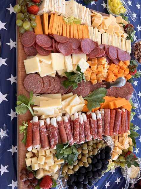 Cracker Tray Ideas Party Platters, Simple Charcuterie Table Ideas, Meat And Cheese Party Trays, Crackers Cheese Platter, Pepperoni And Cheese Charcuterie Board, Chafing Dishes Ideas, Cheese Tray Ideas Display Party Platters, Chauterie Tray Ideas, Wedding Meat And Cheese Tray