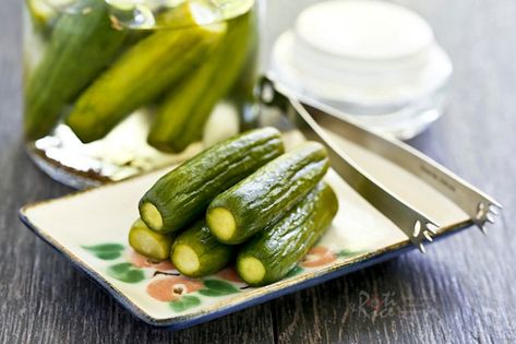 Easy Pickled Cucumbers, Pickling Cucumbers Recipe, Refrigerator Pickle Recipes, Pickled Vegetables Recipe, Pickled Cucumbers, Iftar Recipes, Mini Cucumbers, Homemade Barbecue Sauce, Condiment Recipes