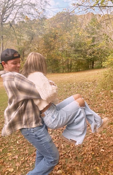 Fall Picture Couple Poses, Cute Couple Professional Pics, Fall Bf And Gf Pics, Cute Fall Poses For Couples, Teenager Couple Picture Ideas, Cute Boyfriend Girlfriend Pictures, Fall Photoshoot With Boyfriend, Cute Pictures To Take With Boyfriend, Fall Matching Outfits Couple