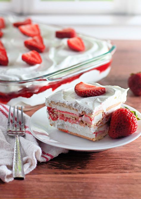 Sandwich Ice Cream, Strawberry Sandwich, Strawberry Ice Cream Cake, Strawberry Cheesecake Ice Cream, Easy Ice Cream Cake, Tasty Ice Cream, Cream Cake Recipe, Super Easy Desserts, Ice Cream Sandwich Cake