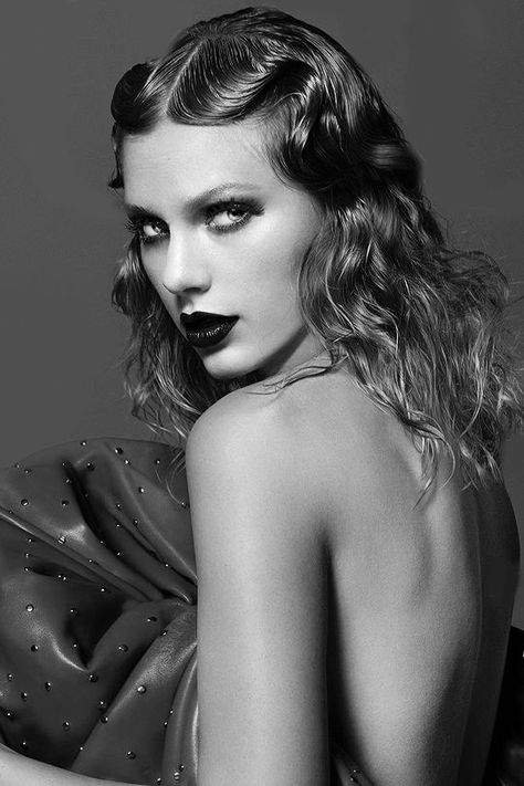 Blonde Ringlets, Taylor Swift Stuff, Taylor Swift Hairstyles, Iconic Taylor Swift, Taylor Swift Photoshoot, Estilo Taylor Swift, Taylor Swift Posters, Swift Photo, Taylor Swift Hair