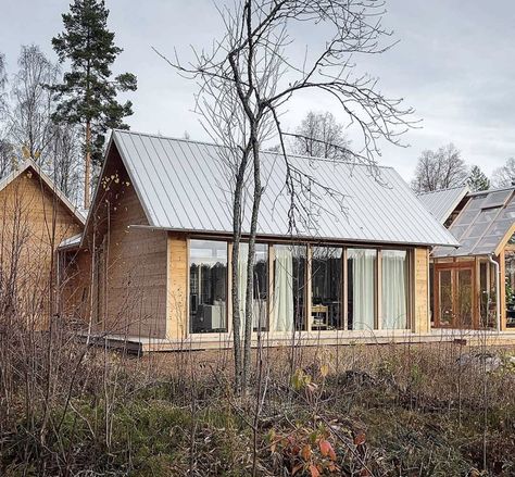 Swedish Cabin, Library House, House Additions, Sweden House, Homestead House, Wood Architecture, Small Courtyards, Building Roof, Future Perfect