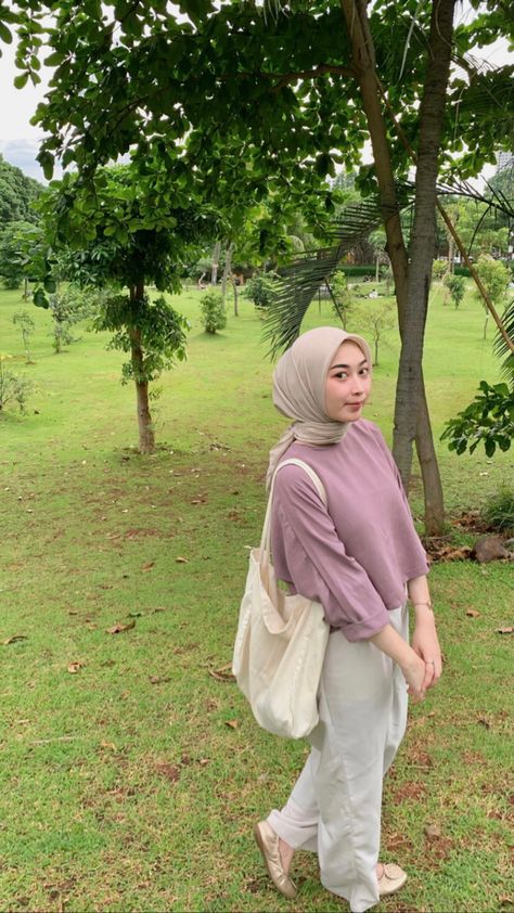 Cute Muslim Outfits, Mauve Outfit, Mix And Match Outfits Hijab, Korean Style Hijab, Ootd Idea, Ootd Korean Style, Outfit Hijab Casual, Stylish Outfits Casual, Ootd Poses