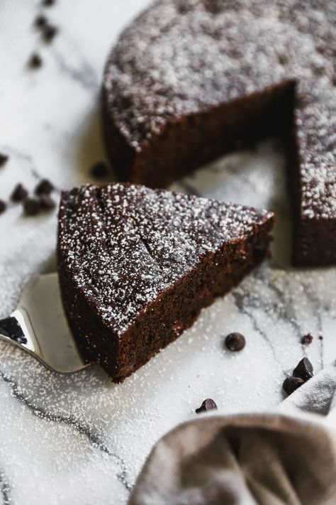 A moist, tender crumb and deeply dark chocolate flavor make this easy chocolate olive oil cake recipe a standout. Simple and delicious! Oil Cake Recipe, Chocolate Olive Oil Cake, Olive Oil Cake Recipe, Holiday Meal Planning, Chocolate Bourbon, Chocolate Chip Cookie Cake, Fudge Frosting, Oil Cake, Olive Oil Cake