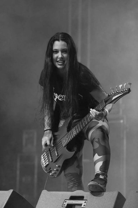 Fernanda Lira (Nervosa) Metalhead Outfits, Metalhead Fashion, Steve Harris, Metalhead Girl, Ladies Of Metal, Metal Chicks, Heavy Metal Girl, Women Of Rock, Guitar Girl