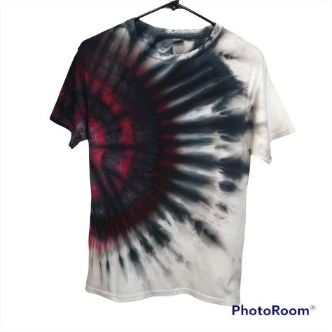 S/S Tie Dye Kids T-Shirt Gilden Heavy Cotton Shirt Handmade Design By Dbc Offset Bulls Eye Ice Dye Black, Red, White 100% Cotton Size Large (Youth) New Gildan Shirt - Never Worn. Process Includes Washing And Hang Drying. Occasional Slight Color Imperfections Length - 25.5" Across - 18" Smoke-Free / Pet-Free Home Tye Dye Ideas, Tie Dye Shirts Designs, Tie Dye Shirts Patterns, Black And White Tie Dye, Tie Dye Patterns Diy, Ice Tie Dye, Small Crafts, Dye Patterns, Kids Tie Dye